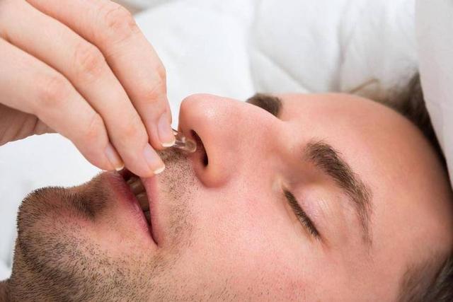 鼻毛“窜”出来的男人，有何差别？鼻毛茂盛可能暗示了这3点