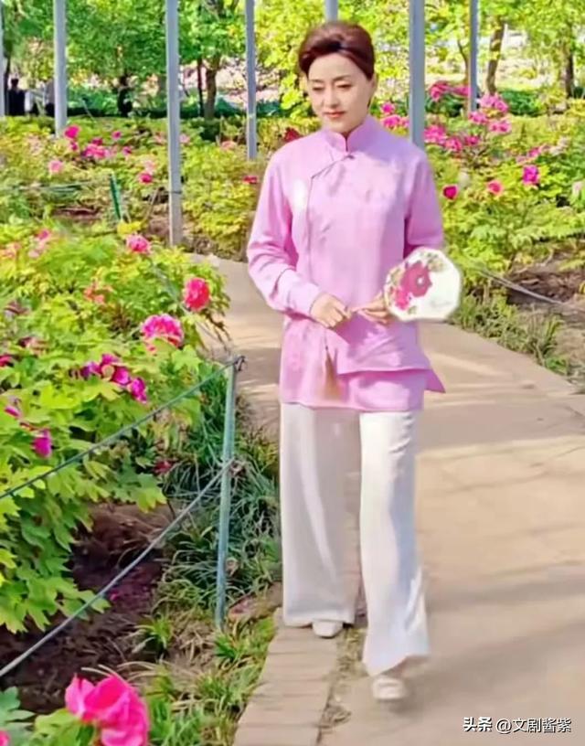 这一天“又矮又小”52岁邓亚萍震惊全网，网友辣评：丑得糟蹋汉服