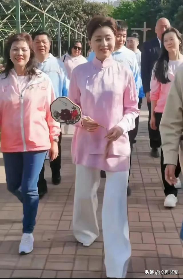 这一天“又矮又小”52岁邓亚萍震惊全网，网友辣评：丑得糟蹋汉服