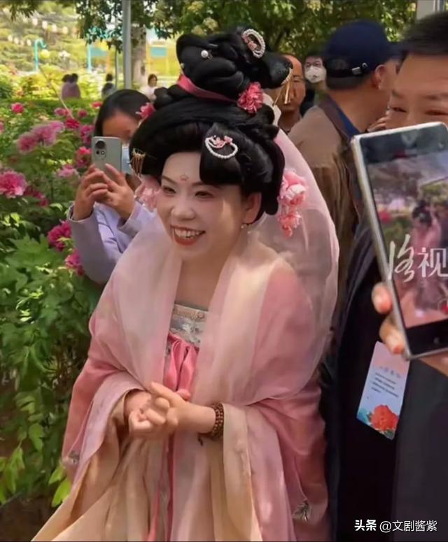 这一天“又矮又小”52岁邓亚萍震惊全网，网友辣评：丑得糟蹋汉服