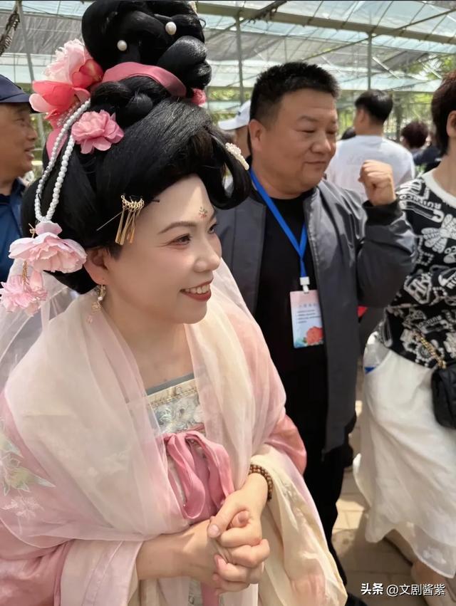 这一天“又矮又小”52岁邓亚萍震惊全网，网友辣评：丑得糟蹋汉服