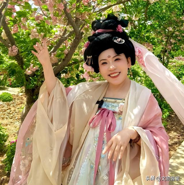 这一天“又矮又小”52岁邓亚萍震惊全网，网友辣评：丑得糟蹋汉服