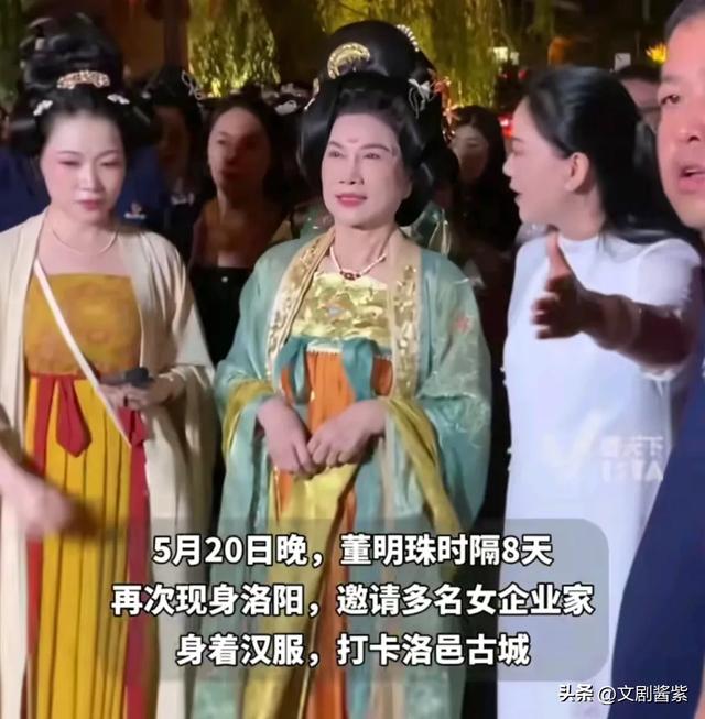 这一天“又矮又小”52岁邓亚萍震惊全网，网友辣评：丑得糟蹋汉服