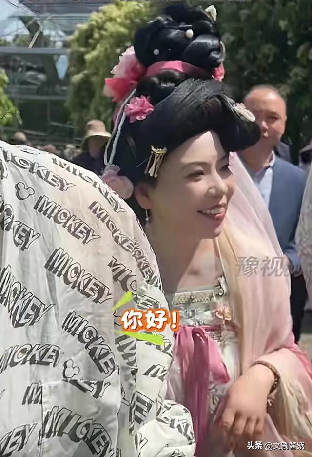 这一天“又矮又小”52岁邓亚萍震惊全网，网友辣评：丑得糟蹋汉服