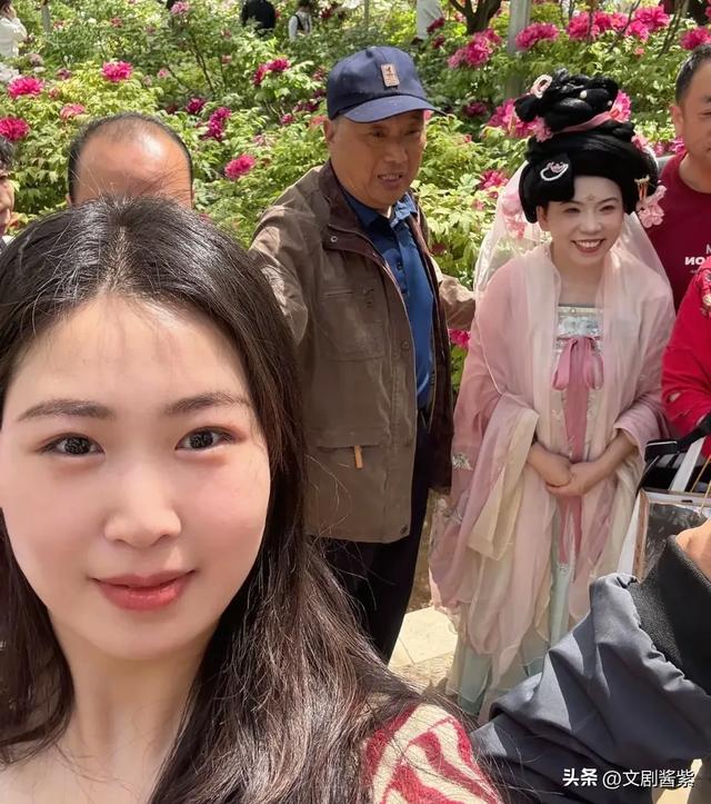这一天“又矮又小”52岁邓亚萍震惊全网，网友辣评：丑得糟蹋汉服