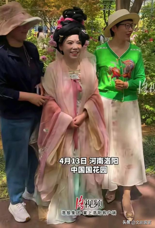 这一天“又矮又小”52岁邓亚萍震惊全网，网友辣评：丑得糟蹋汉服