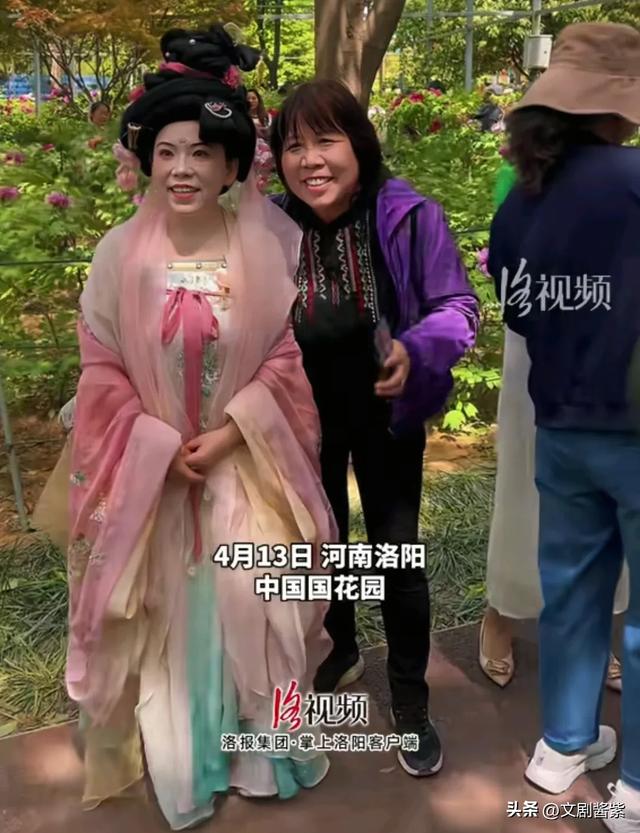 这一天“又矮又小”52岁邓亚萍震惊全网，网友辣评：丑得糟蹋汉服