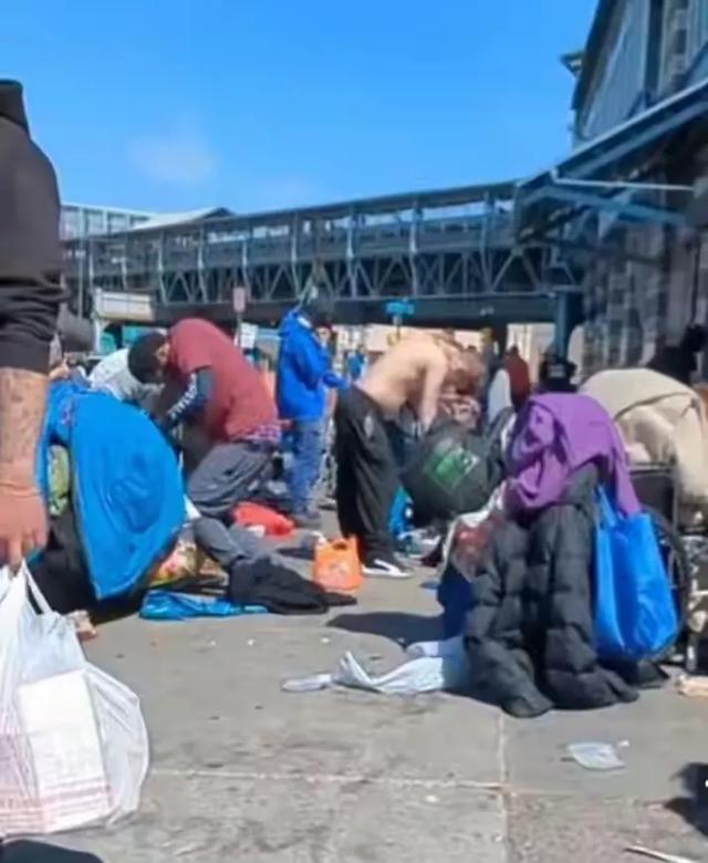 纽约一名士浪汉身亡后，遭瘾正人
当众性侵，美国毒品泛滥有多严重
