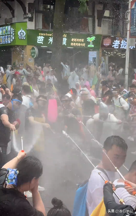 太丢人！云南泼水节上演恶心一幕，男子做法惹公愤
，了局很解气