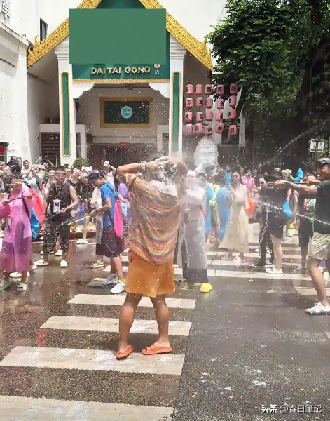 太丢人！云南泼水节上演恶心一幕，男子做法惹公愤
，了局很解气