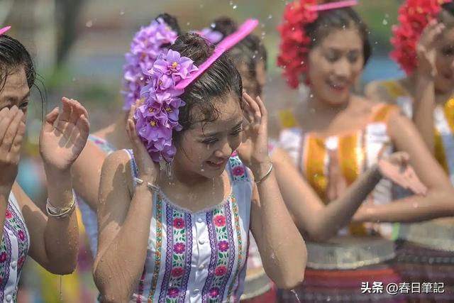 太丢人！云南泼水节上演恶心一幕，男子做法惹公愤
，了局很解气