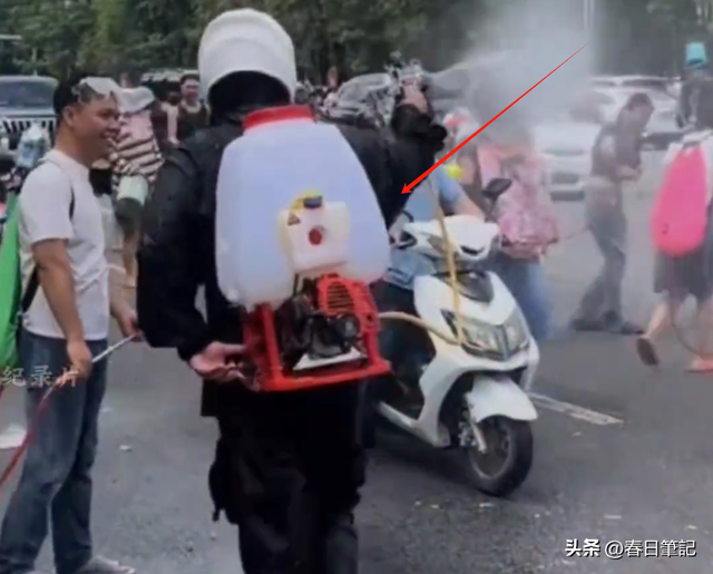 太丢人！云南泼水节上演恶心一幕，男子做法惹公愤
，了局很解气