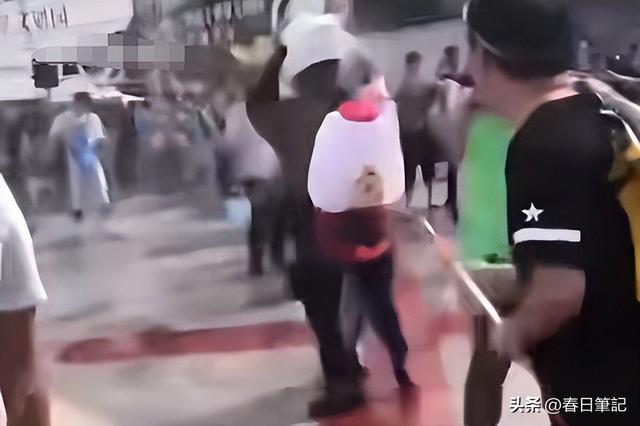 太丢人！云南泼水节上演恶心一幕，男子做法惹公愤
，了局很解气
