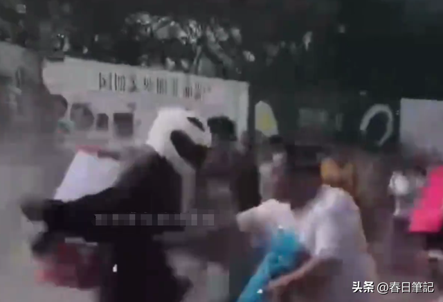 太丢人！云南泼水节上演恶心一幕，男子做法惹公愤
，了局很解气