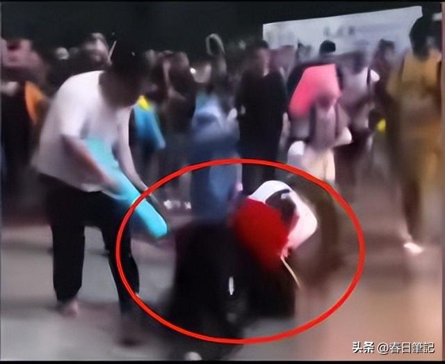 太丢人！云南泼水节上演恶心一幕，男子做法惹公愤
，了局很解气
