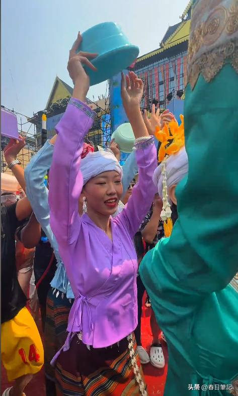 太丢人！云南泼水节上演恶心一幕，男子做法惹公愤
，了局很解气