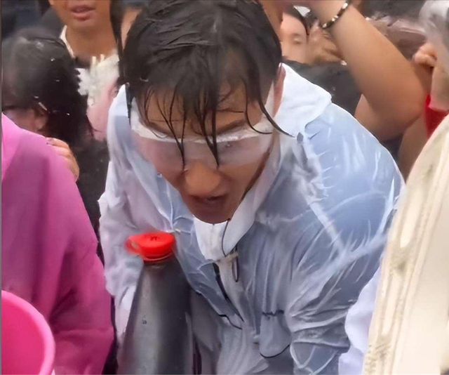 太丢人！云南泼水节上演恶心一幕，男子做法惹众怒，了局很解气