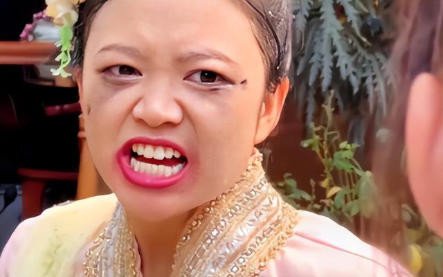 太丢人！云南泼水节上演恶心一幕，男子做法惹众怒，了局很解气