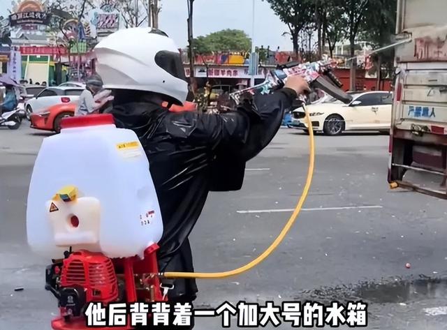 太丢人！云南泼水节上演恶心一幕，男子做法惹众怒，了局很解气