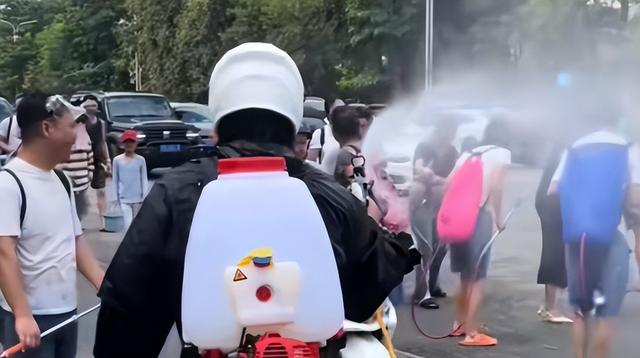 太丢人！云南泼水节上演恶心一幕，男子做法惹众怒，了局很解气