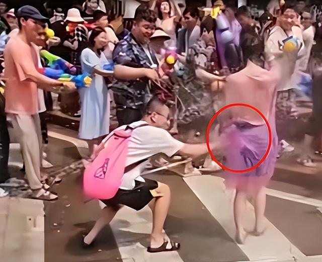 太丢人！云南泼水节上演恶心一幕，男子做法惹众怒，了局很解气