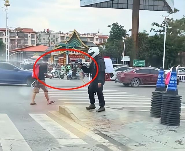 太丢人！云南泼水节上演恶心一幕，男子做法惹众怒，了局很解气