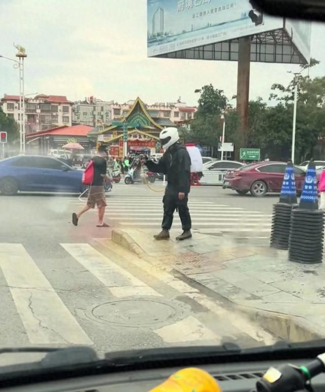 太丢人！云南泼水节上演恶心一幕，男子做法惹众怒，了局很解气