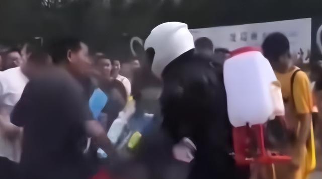 太丢人！云南泼水节上演恶心一幕，男子做法惹众怒，了局很解气