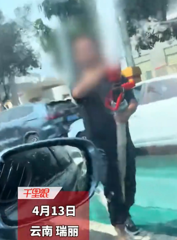 太丢人！云南泼水节上演恶心一幕，男子做法惹众怒，了局很解气