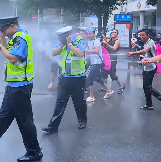 太丢人！云南泼水节上演恶心一幕，男子做法惹众怒，了局很解气