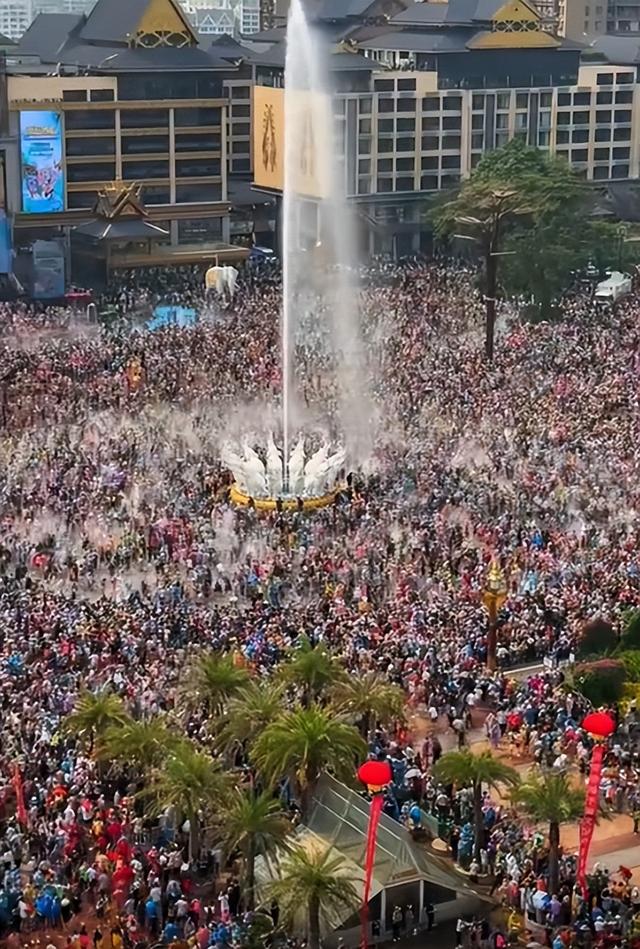 太丢人！云南泼水节上演恶心一幕，男子做法惹众怒，了局很解气