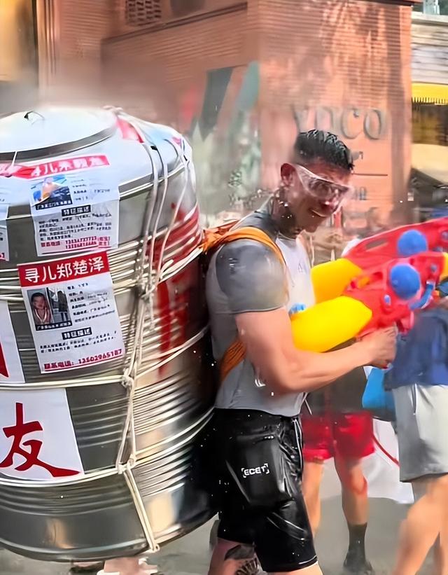 太丢人！云南泼水节上演恶心一幕，男子做法惹众怒，了局很解气