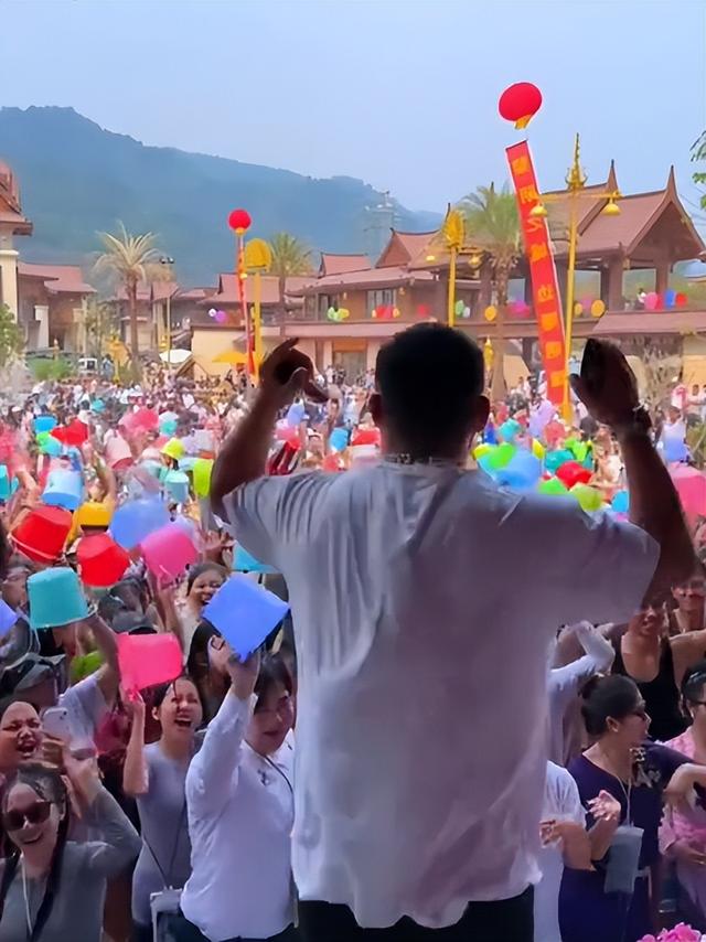 太丢人！云南泼水节上演恶心一幕，男子做法惹众怒，了局很解气