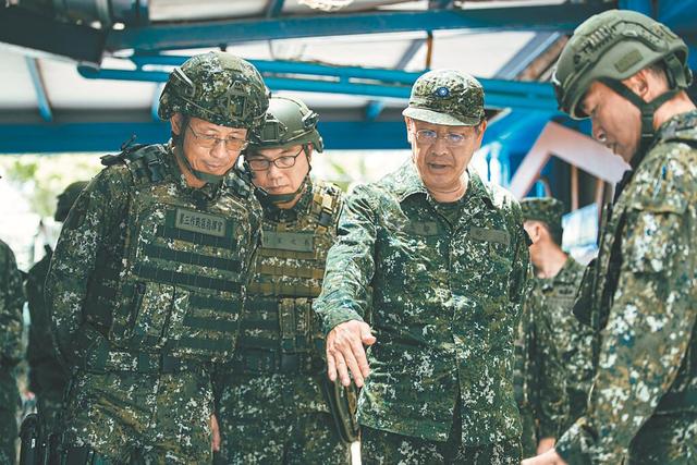 两岸关系紧张，台军发作军官退伍申请潮；如两岸发生辩论，近七成台湾年轻人不肯上疆场
，没人傻到替台独拼命