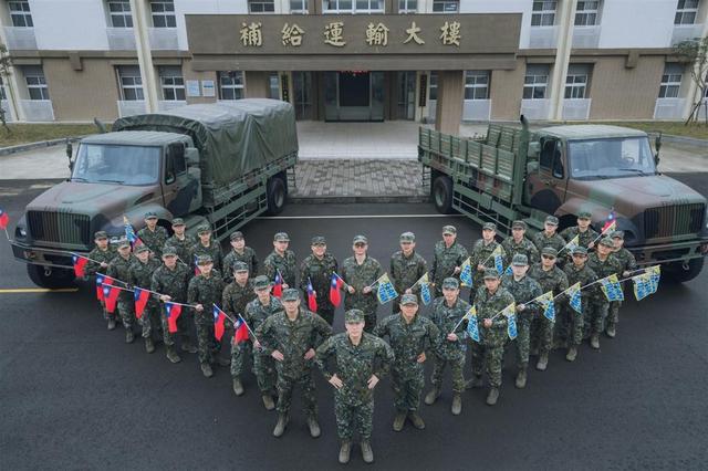 两岸关系紧张，台军发作军官退伍申请潮；如两岸发生辩论，近七成台湾年轻人不肯上疆场
，没人傻到替台独拼命