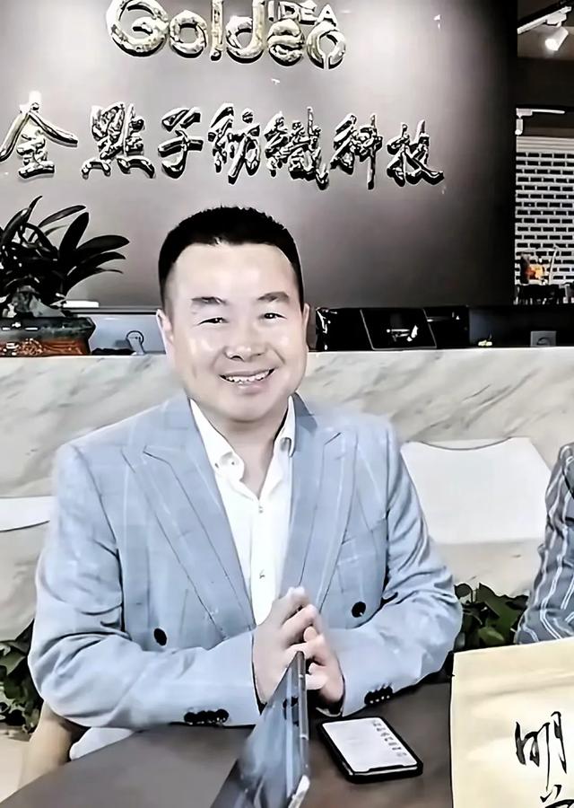 56岁纺织年夜
亨破晓跳楼！自闭症儿子刚登米兰秀场，只因4亿订单？