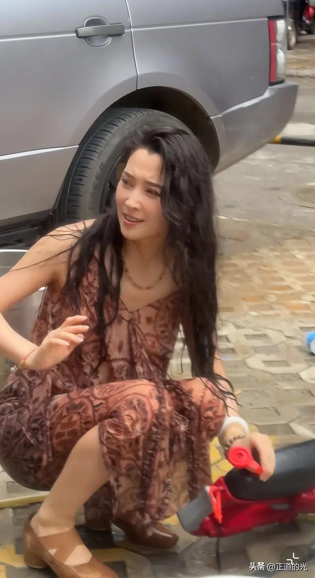 丛林北去泼水节被"围攻" 微心情透出狠劲 湿发湿身 素颜暴露真实颜值