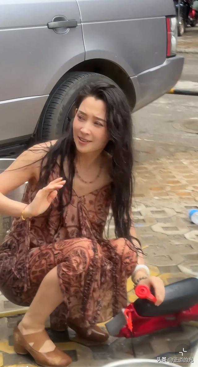丛林北去泼水节被"围攻" 微心情透出狠劲 湿发湿身 素颜暴露真实颜值