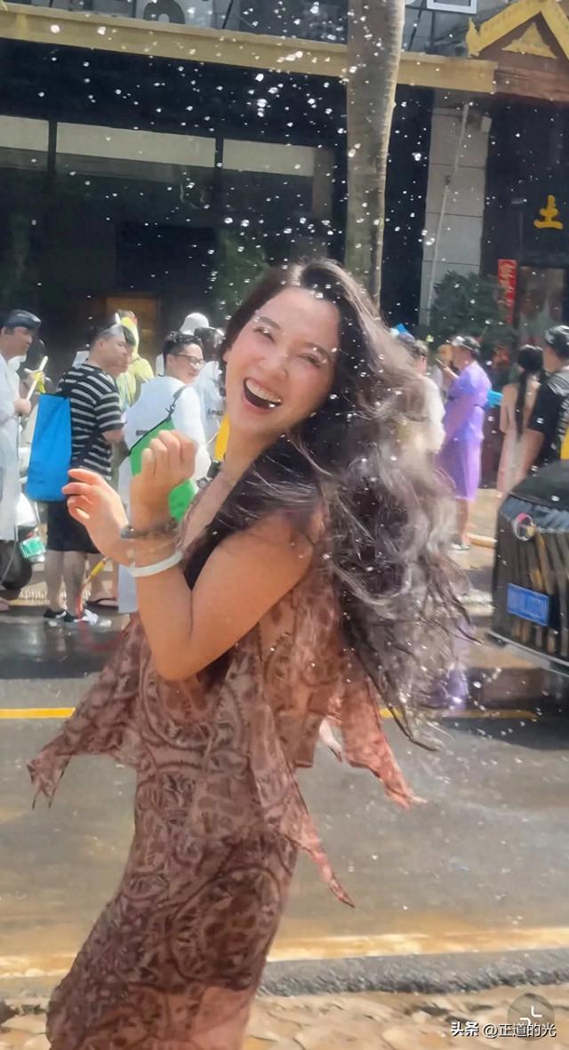 丛林北去泼水节被"围攻" 微心情透出狠劲 湿发湿身 素颜暴露真实颜值