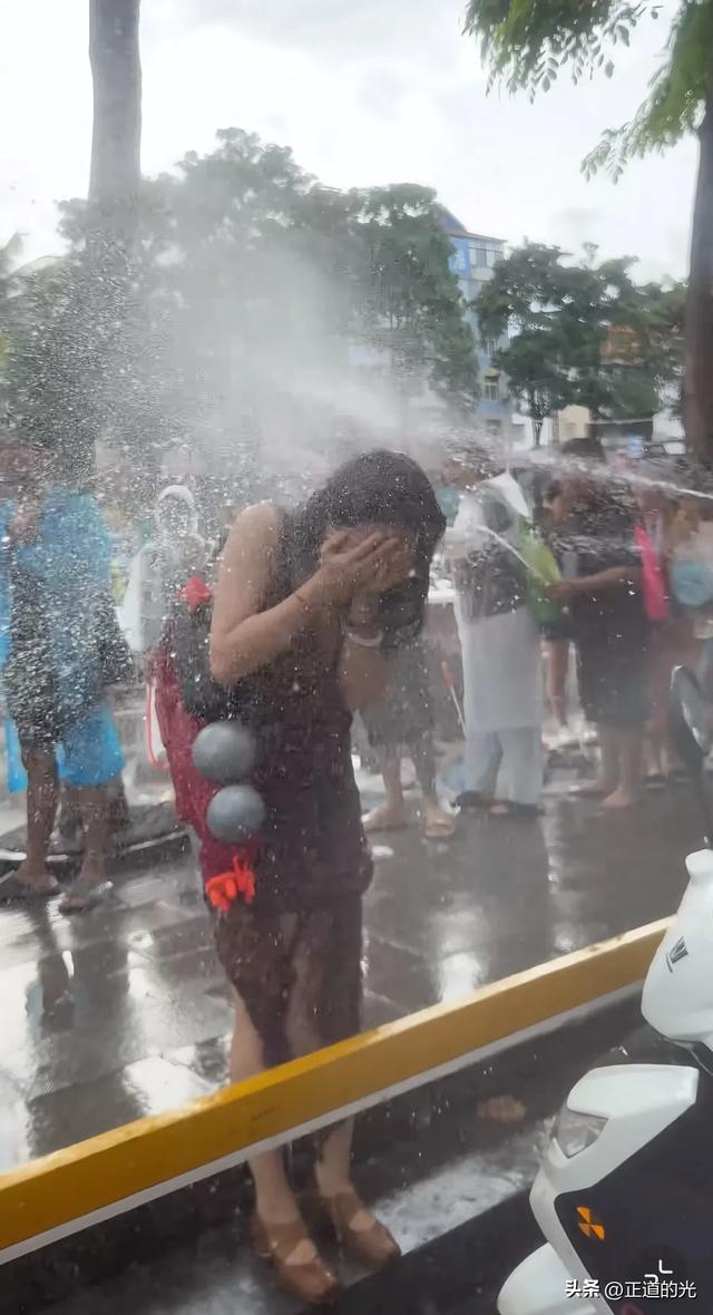 丛林北去泼水节被"围攻" 微心情透出狠劲 湿发湿身 素颜暴露真实颜值