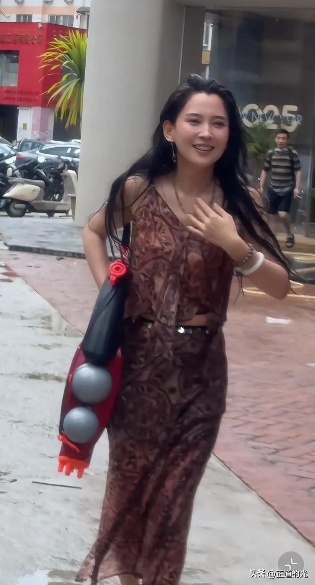 丛林北去泼水节被"围攻" 微心情透出狠劲 湿发湿身 素颜暴露真实颜值