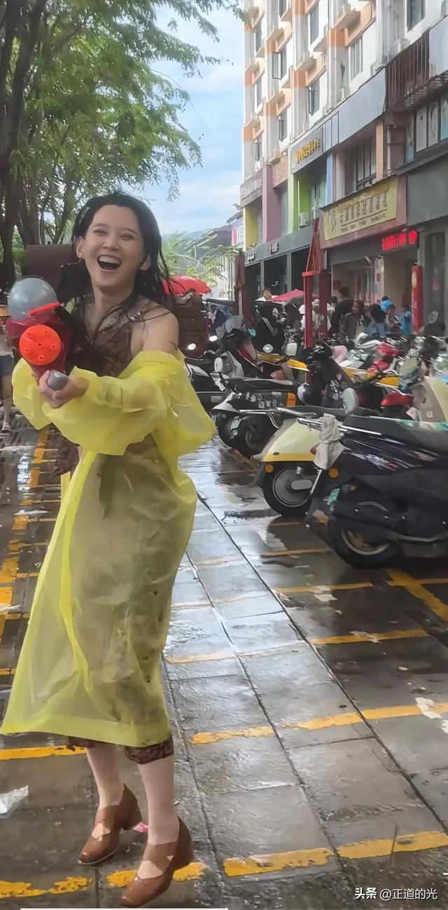 丛林北去泼水节被"围攻" 微心情透出狠劲 湿发湿身 素颜暴露真实颜值