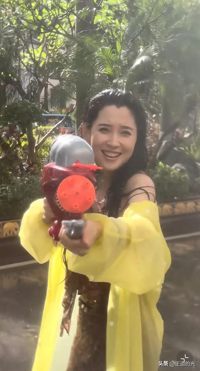 丛林北去泼水节被"围攻" 微心情透出狠劲 湿发湿身 素颜暴露真实颜值