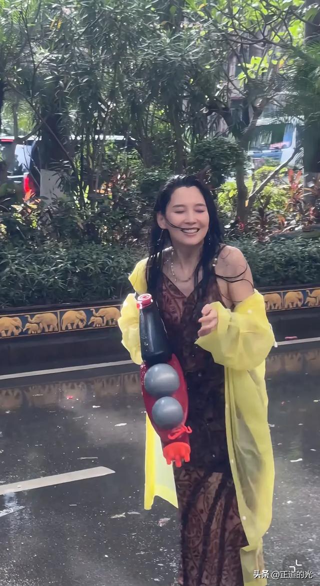 丛林北去泼水节被"围攻" 微心情透出狠劲 湿发湿身 素颜暴露真实颜值