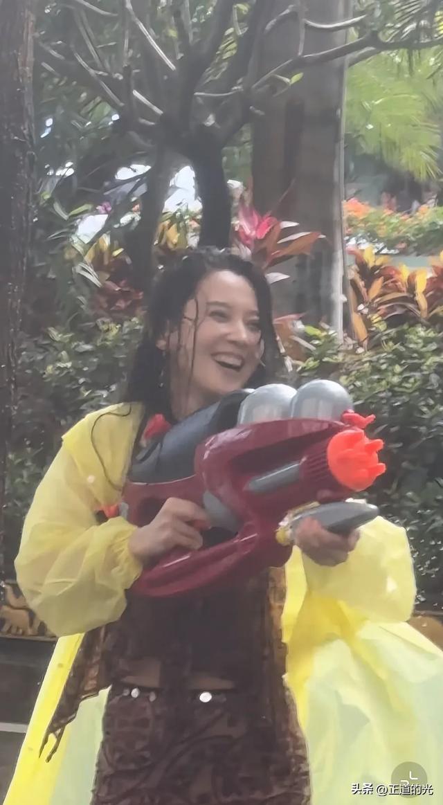 丛林北去泼水节被"围攻" 微心情透出狠劲 湿发湿身 素颜暴露真实颜值