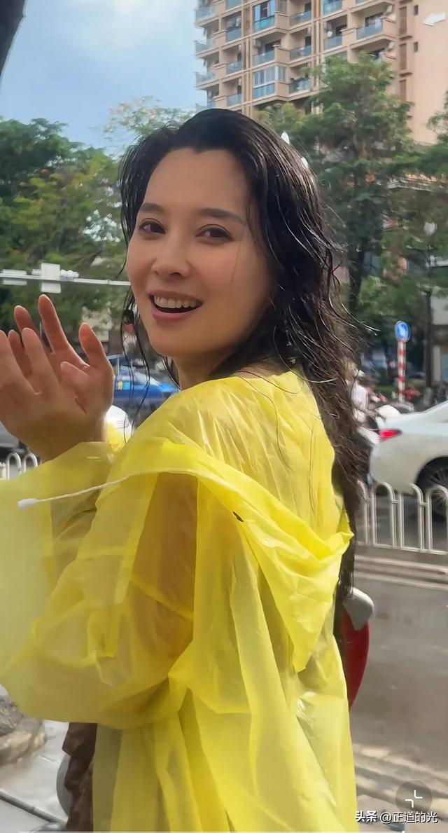 丛林北去泼水节被"围攻" 微心情透出狠劲 湿发湿身 素颜暴露真实颜值
