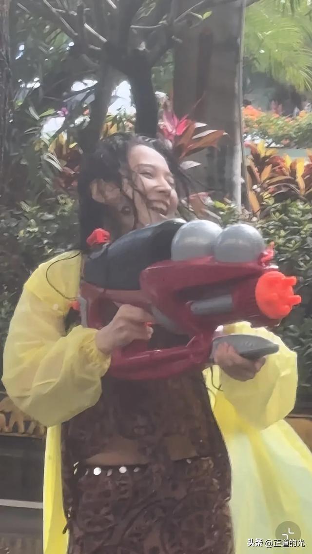丛林北去泼水节被"围攻" 微心情透出狠劲 湿发湿身 素颜暴露真实颜值