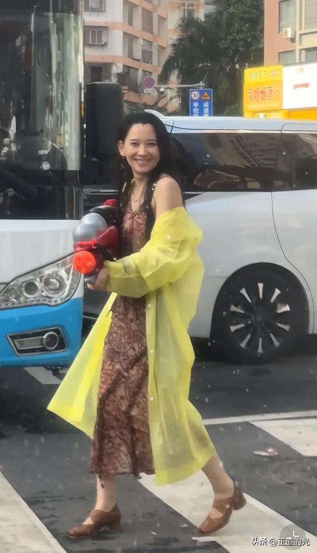 丛林北去泼水节被"围攻" 微心情透出狠劲 湿发湿身 素颜暴露真实颜值