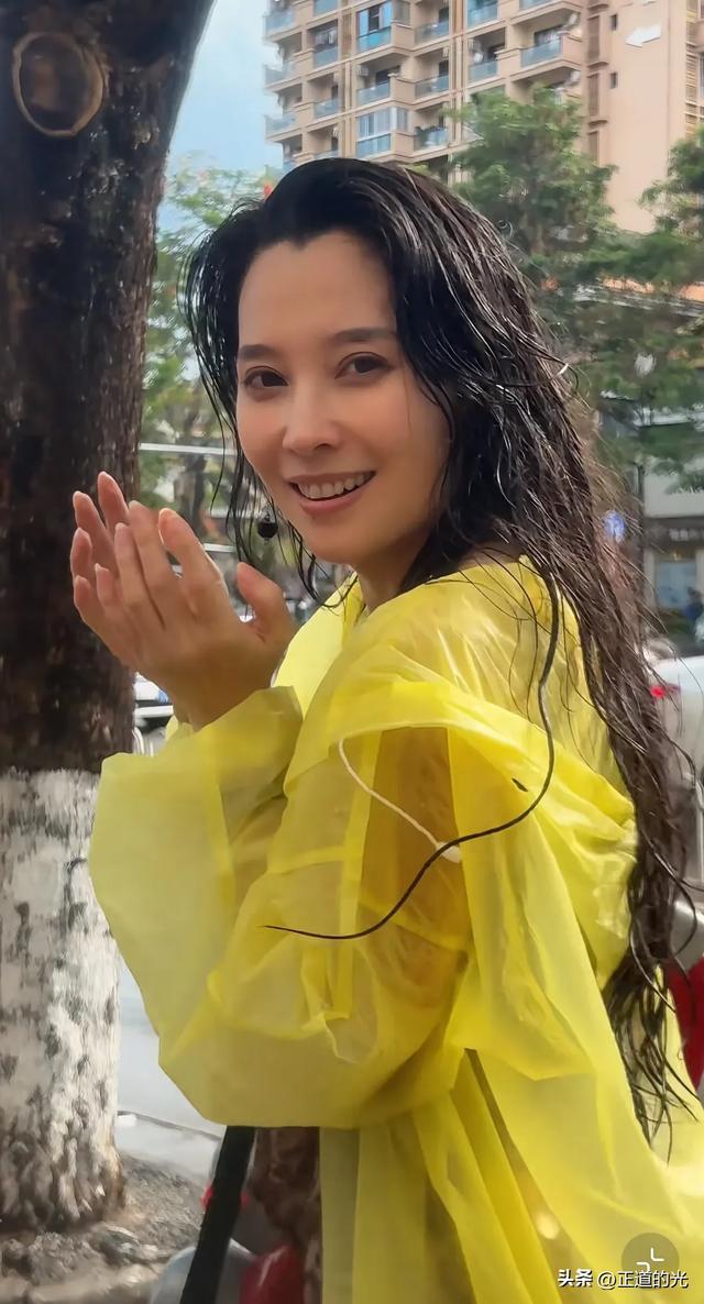 丛林北去泼水节被"围攻" 微心情透出狠劲 湿发湿身 素颜暴露真实颜值