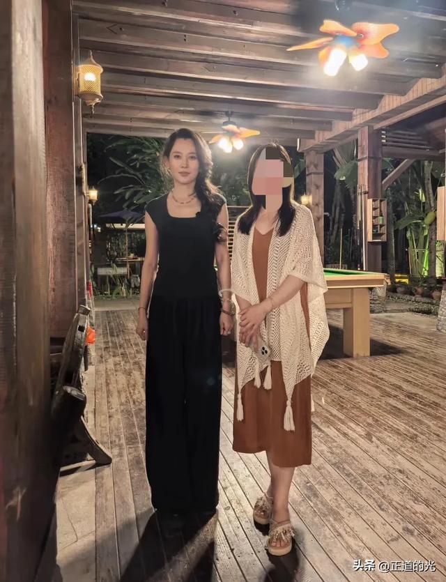 丛林北去泼水节被"围攻" 微心情透出狠劲 湿发湿身 素颜暴露真实颜值